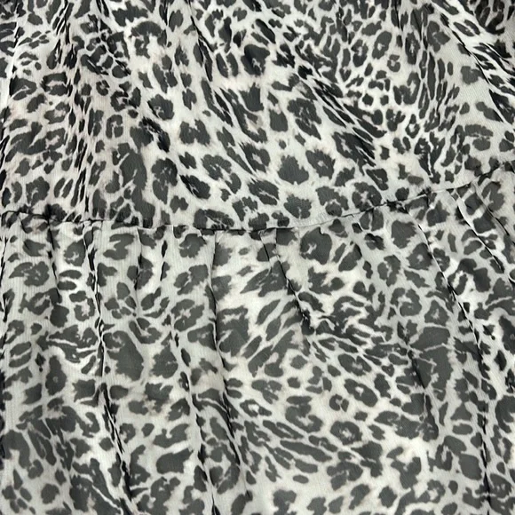 No brand tiered dress with bell sleeves. Animal print. Lined. XL. - Picture 2 of 10